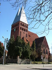 Kościół parafialny.Fot. Diacre. Źródło: Commons Wikimedia, 17.12.2013.