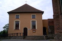 Kościół parafialny.Fot. Serdelll. Źródło: Commons Wikimedia, 17.12.2013.