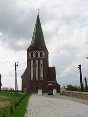 Kościół z XX w. w Sarnowie.Fot. Kacper Dębski. Źródło: Commons Wikimedia [10.11.2013]