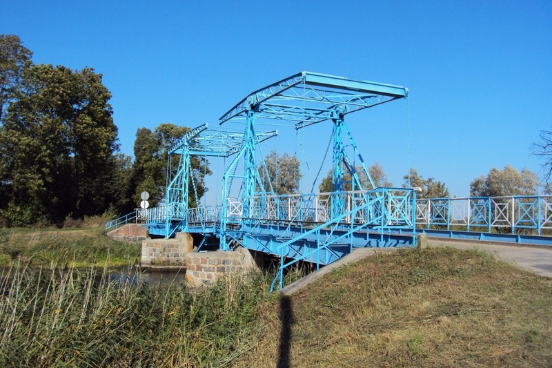 Plik:Most drogowy zwodzony na rzece Tinie w miejscowości Jezioro.jpg