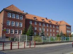 Gimnazjum nr 1 w Bartoszycach.Źródło: www.szkolnictwo11.kei.pl [12.06.2014.]