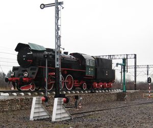 Zabytkowa lokomotywa Ol49 na dworcu w Korszach