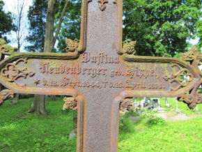 Zabytkowy krzyż na cmentarzu katolickim w Lubominie.Źródło: www.lubomino.wm.pl