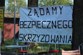 Protest na ulicy Obwodowej w Giżycku. Autor: Sławomir Kędzierski. Źródło: www.giżycko.wm.pl [13.07.2014]