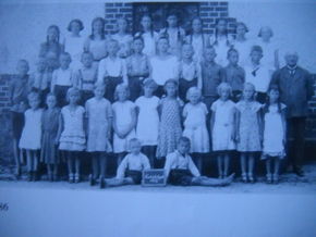 Uczniowie szkoły w Gajrowskich w 1932 roku. Źródło: www.mazurskiekoraj.pl