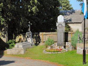 Cmentarz przykościelny w Grodzicznie.Fot. GringoPL. Źródło: Commons Wikimedia