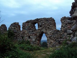 Ruiny zamku biskupiego w Kurzętniku.Fot. 1bumer. Źródło: Commons Wikimedia