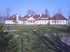 budynek szkoły, źródło: [ http://www.gminaostroda.pl/index.php?option=com_content&view=article&id=1013&Itemid=499 Szkoła Podstawowa w Pietrzwałdzie], 21.12.2013.