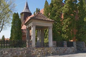 Kapliczka we Wrzesinie znajdująca się przy miejscowym kościele.Fot. Jecek Jaworski. Źródło: www.ciekawemazury.pl