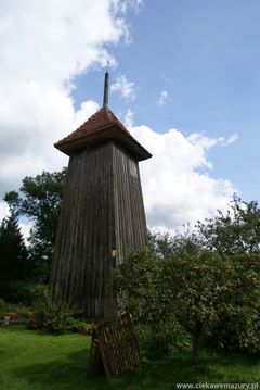 Zabytkowa dzwonnica kościelna w Kosakowie.Fot. Tadeusz Plebański. Źródło: www.ciekawemazury.pl
