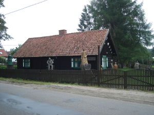 Dom rzeźbiarza Adama Szubskiego w Zgonie. Fot. Duży Bartek. Źródlo: Commons Wikimedia