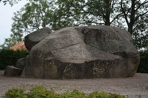 Głaz narzutowy "Diabelski Kamień" w Bisztynku.Fot. Ludwig Schneider. Źródło: www.commons.wikimedia.org
