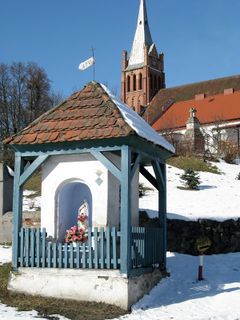 Kapliczka i Kościół w Brąswałdzie.Źródło: Wikimedia Commons