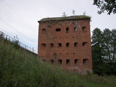 Jedna z dwóch wież obronnych w Tomarynach w gm. Gietrzwałd. Fot. Adam Płoski.