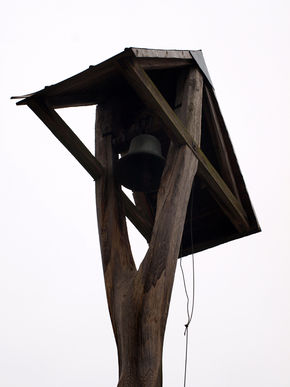 Dzwonniczka ludowa z dzwonkiem w Łęgajnach. © Stanisław Kuprjaniuk