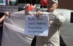 Protest przeciwko zwolnieniu z IPN Pawła Warota, źródło: www.express.olsztyn.pl [19.07.2014]