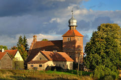Kościół pw. św. Mikołaja i Jana Ewangelisty w Sząbruku, źródło: Wikimedia Commons