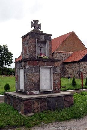Pomnik ku czci mieszkańców Jesionowa poległych w czasie I wojny światowej. Fot. Tadeusz Plebański. Źródło: www.ciekawemazury.pl [21.07.2014]