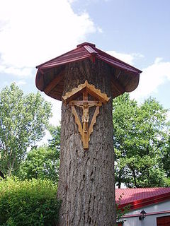 Kapliczka w Małszewie.Fot. S. Czachorowski. Źródło: Commons Wikimedia [15.09.2014]