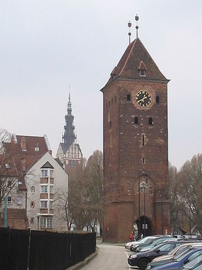 Brama Targowa w Elblągu, na drugim planie wieża katedry św. Mikołaja