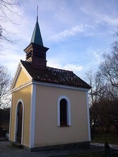 Kapliczka w Garbinie Autor: Braniewiak (CC BY-SA 4.0). Źródło: Wikimedia Commons