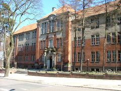 Budynek szkoły.Fot. Diacre. Źródło: Commons Wikimedia