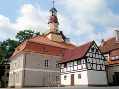 Ratusz w Srokowie. Fot. Andrzej Gondek. Źródło: Commons Wikimedia [14.12.2014]