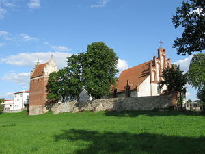 Kościół metodystów w Dąbrównie z murem i dzwonnicą. Fot. Olerys. Źródło: Commons Wikimedia