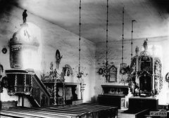 Wnętrze kościoła w Wiewiórkach (stan sprzed 1945 roku). Fot. Ulbrich Anton. W zbiorach IS PAN. Źródło: www.ciekawemazury.pl