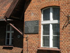 Budynek i tablica pamiątkowa byłej szkoły polskiej w Nowej Kaletce