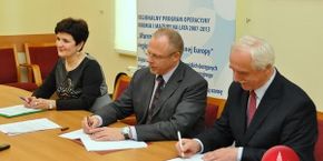 Józef Karpiński – podpisanie umowy na rozbudowę i modernizację portu nad Jeziorem Ryńskim. Źródło: www.olsztyn24.com [04.08.2014]