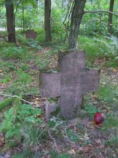 Mogiła na cmentarzu wojennym w Karłowie. Fot. Jerzy M. Łapo. Źródło: www.rowery.olsztyn.pl [22.07.2014]