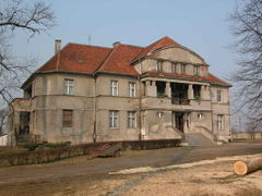 Pałac w Dziśnitach.Fot. Viola Czyżewska, 2010 r. Źródło: www.polskiezabytki.pl [14.07.2014]