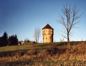 Wieża ciśnień w Miłakowie.Fot. Hydro. Źródło: Commons Wikimedia