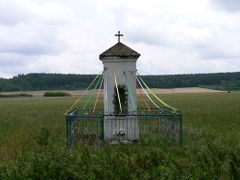 Gnojno. Tradycyjna przydrożna kapliczka.Źródło: www.mapa.nocowanie.pl [28.06.2014]