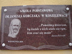 Tablica pamiątkowa, źródło: Szkoła Podstawowa im. Janusza Korczaka w Koszelewach, 5.12.2013.
