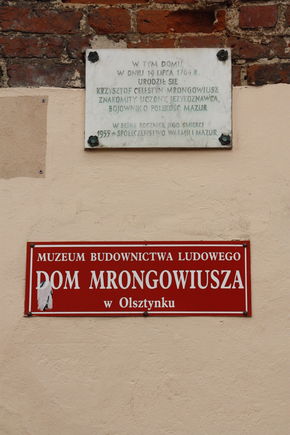 Tablica na Domu Mrongowiusza w Olsztynku.Fot. K. Romulewicz.
