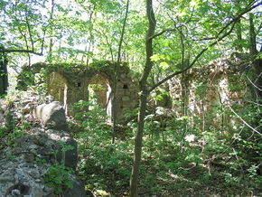 Ruiny kościoła w Garbnie. Fot. S. Czachorowski, M. Parwicki. Źródło: Commons Wikimedia