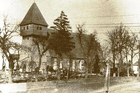 Kościół pw. Podwyższenia Krzyża Świętego w Kwietniewie – przed 1918 rokiem. Ze zbiorów Jerzego Zaśkiewicza. Źródło: www.ciekawemazury.pl