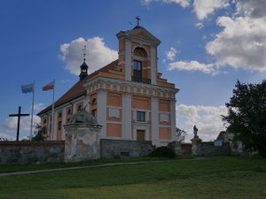 Kościół pw. Wniebowzięcia Najświętszej Maryi Panny w Grabowie. Fot. WiktorN.PL. Źródło: Commons Wikimedia