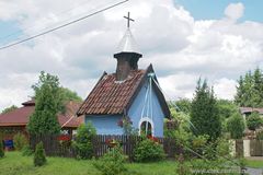 Kapliczka domkowa w centrum wsi Swobodna