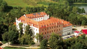 Zamek w Rynie z lotu ptaka. Fot. Dakorps. Źródło www.commons.wikimedia.org