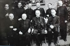 Ks. Paul Schwartz (pierwszy z prawej w pierwszym rzędzie). Reprodukcja zdjęcia z wystawy o warmińskich męczennikach – Krzysztof Kozłowski