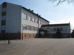 Budynek szkolny, źródło: Szkoła Podstawowa im. Juliana Tuwima w Lipinkach, 17.12.2013.