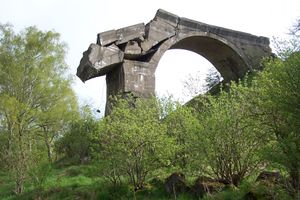 Zwalony most kolejowy nad rzeką Sapiną