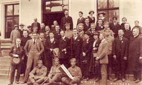 Zdjęcie wykonane w Wieliczce w 1919 r., na którym widnieje ks. Robert Bilitewski (pierwsza osoba z prawej)