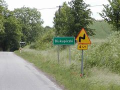 Biskupiczki. Wjazd do wsi.Źródło: www.nienacki.art.pl