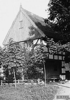 Kwietnik. Szachulcowy dom podcieniowy z początku XX wieku. Fot. Richard Dethlefsen. 1909 r.Źródło: Ze zbiorów dawnego Urzędu Prowincjonalnego Konserwatora Zabytków Prus Wschodnich w Królewcu. Kolekcja IS PAN