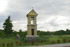 Kabikiejmy Dolne.Kapliczka z roku 1927 zlokalizowana w centrum wsi
