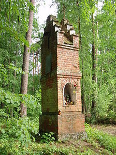 Kapliczka w okolicy Pokrzyw.Fot. S. Czachorowski. Źródło: Commons Wikimedia [23.10.2014]